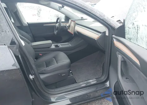 2025 Tesla Model Y Long Range Dual Motor All-Wheel Drive z USA, uszkodzony, nr VIN 7SAYGDEE9SA336728